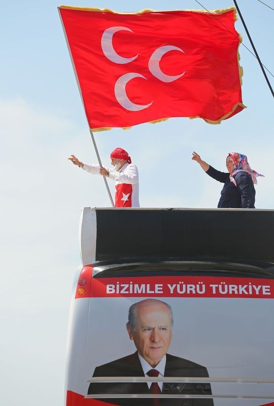 MHP'nin Maskotu yüzlük dede her yerde