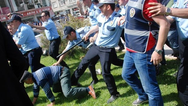 Genel Kurula kan bulaştı polis müdahale etti