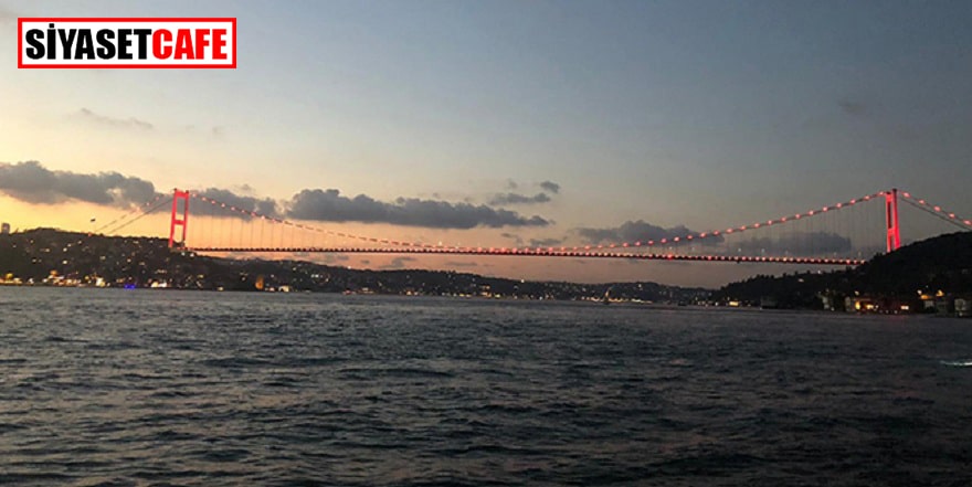 İstanbul’un köprüleri kırmızıya büründü