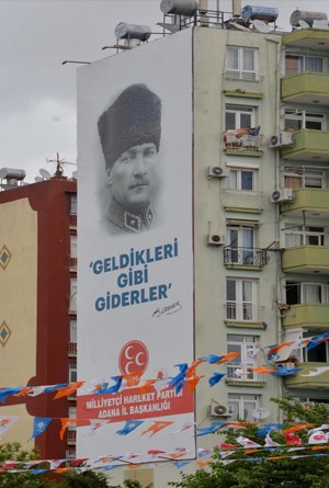 MHP Adana'dan Erdoğan'a anlamlı pankartlı karşılama