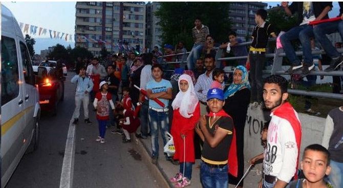 O mitingine taşınan Suriyeliler yolda kaldı