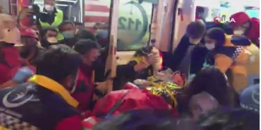 İzmir'de gece yarısı gelen mucize: 33 saat sonra enkazdan sağ çıkartıldı