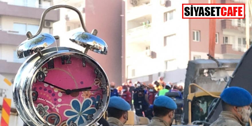 İzmir'deki deprem sonrası enkazdan çıkan çocuk saati duygulandırdı! İşte İzmir için saatlerin durduğu an