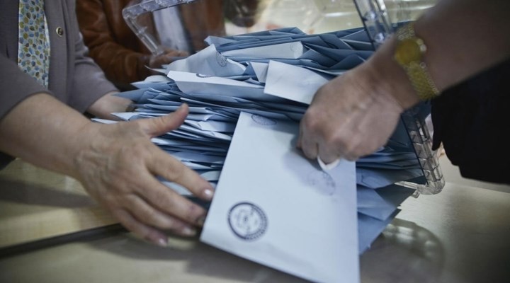 AKP'li aday sandık görevlilerine saldırdı