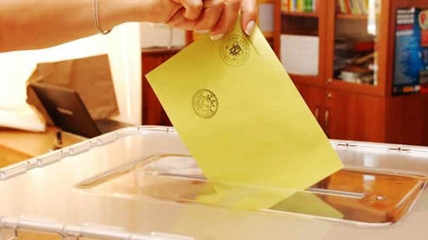 iki sandıkta oy kullanınca yakayı ele verdi