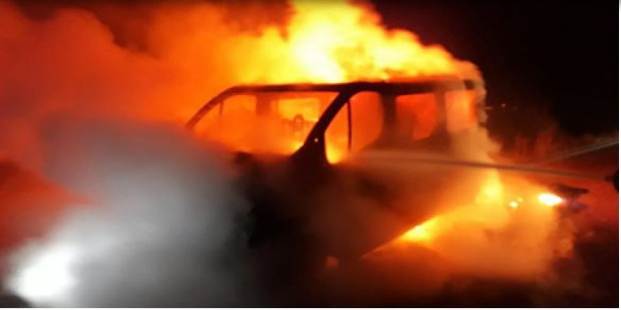 Van'da seyir halindeki otobüs alev alev yandı