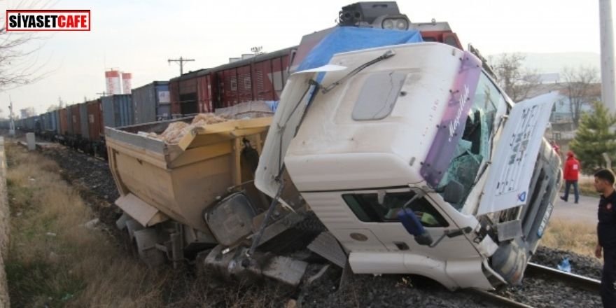 Elazığ'da tren, çarptığı tırı 100 metre sürükledi:Yaralılar var