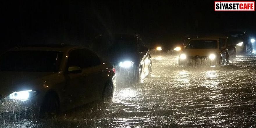Antalya’da sağanak yağış: Yollar göle döndü