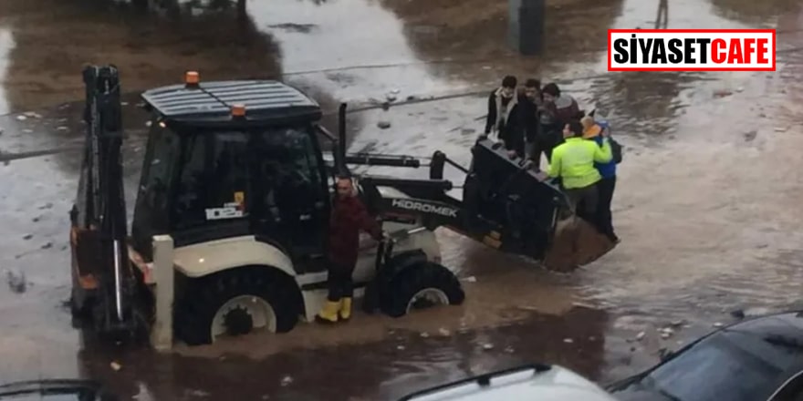 Sağanak yağış İzmir'i felç etti! 1 kişi hayatını kaybetti