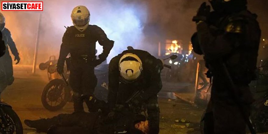 Atina'da sular durulmuyor: Polis memurunu motosikletinden devirip dövdüler