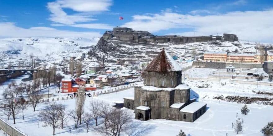 Kars'ta tüm okullar tatil edildi
