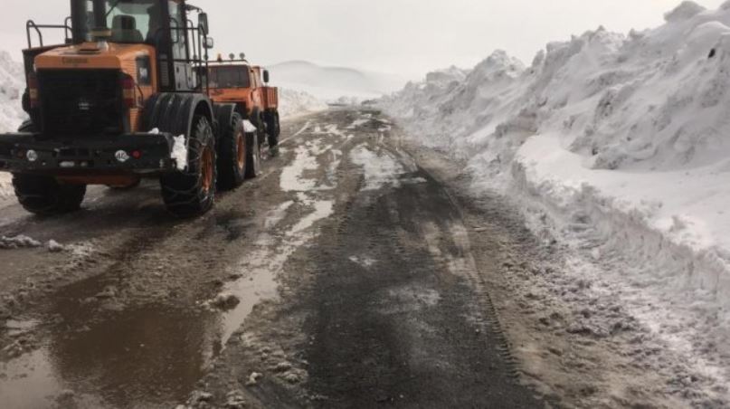 Kars-Ağrı yolu trafiğe kapandı, vatandaşlar mahsur kaldı