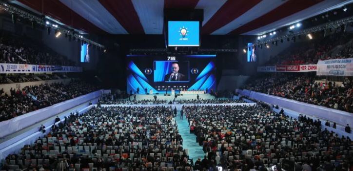 AK Parti'den kalabalık kongre eleştirilerine yanıt:" Yatay çekimde böyle gözüküyor"