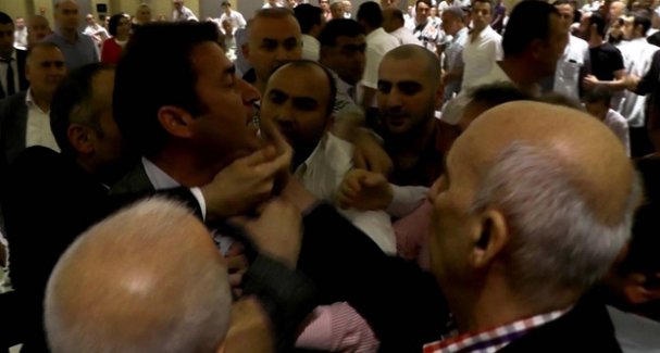 AKP'liler iftarda bir birine girdi