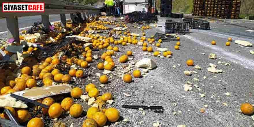 Mersin'de TIR devrildi: Kilolarca meyve yola saçıldı