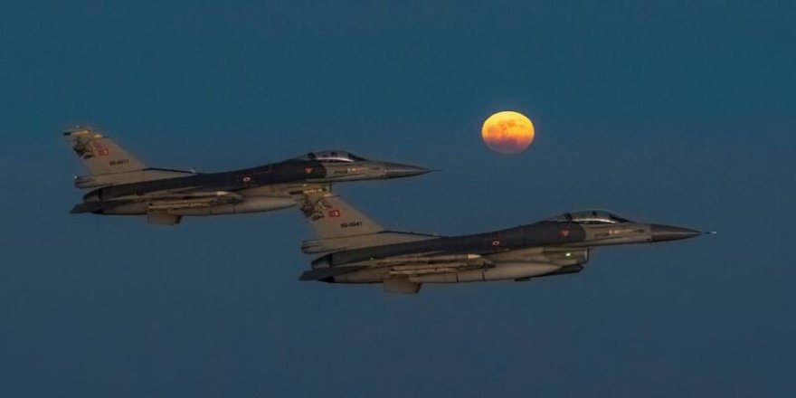 Muhteşem görüntüler: Süper Ay ve savaş uçakları