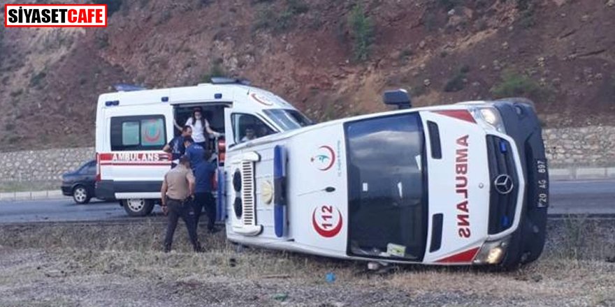 Denizli'de ambulans devrildi: 4 yaralı