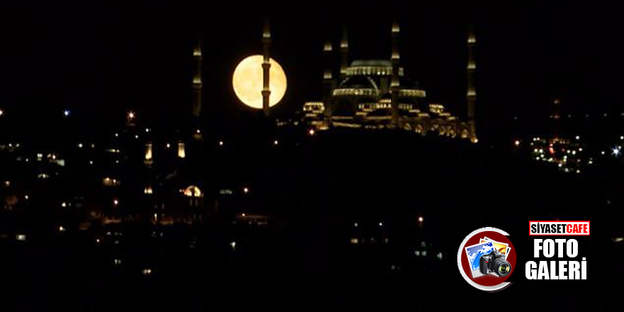 İstanbul'da dolunay büyüleyici manzaralar ortaya çıkardı