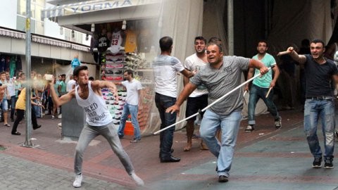Alanya'da HDP binasına saldırı!