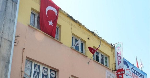 MHP'liler, HDP İl Binasına Türk Bayrağı astı