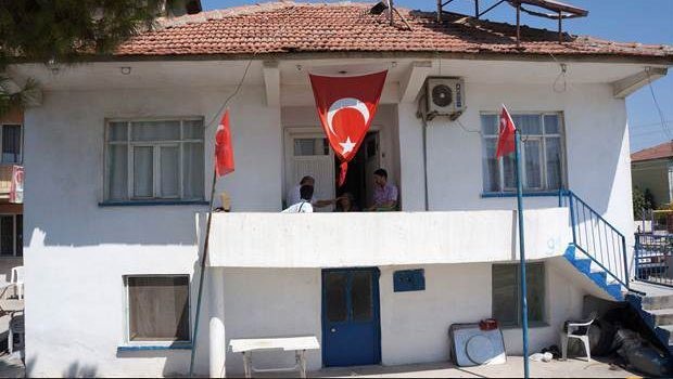 Şehidin evinden bayrak bu nedenle geri alınmış