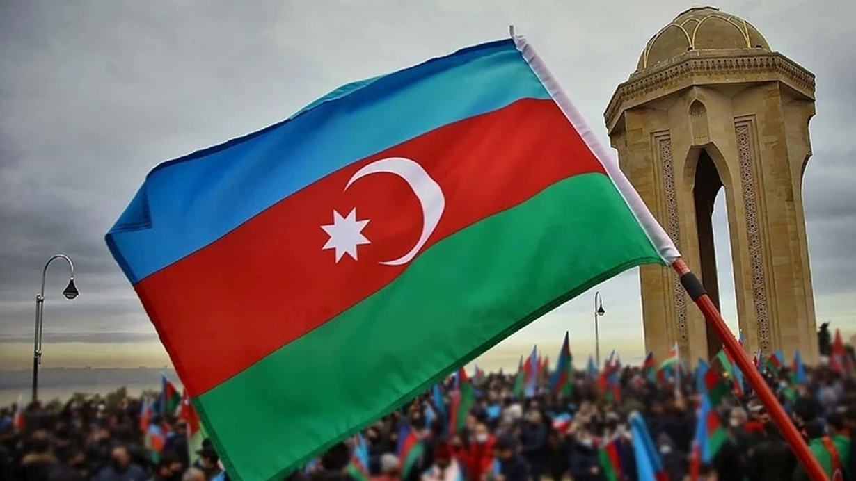 azerbaycan-bagimsizliginin-107-yilini-kutluyor-vllk.webp