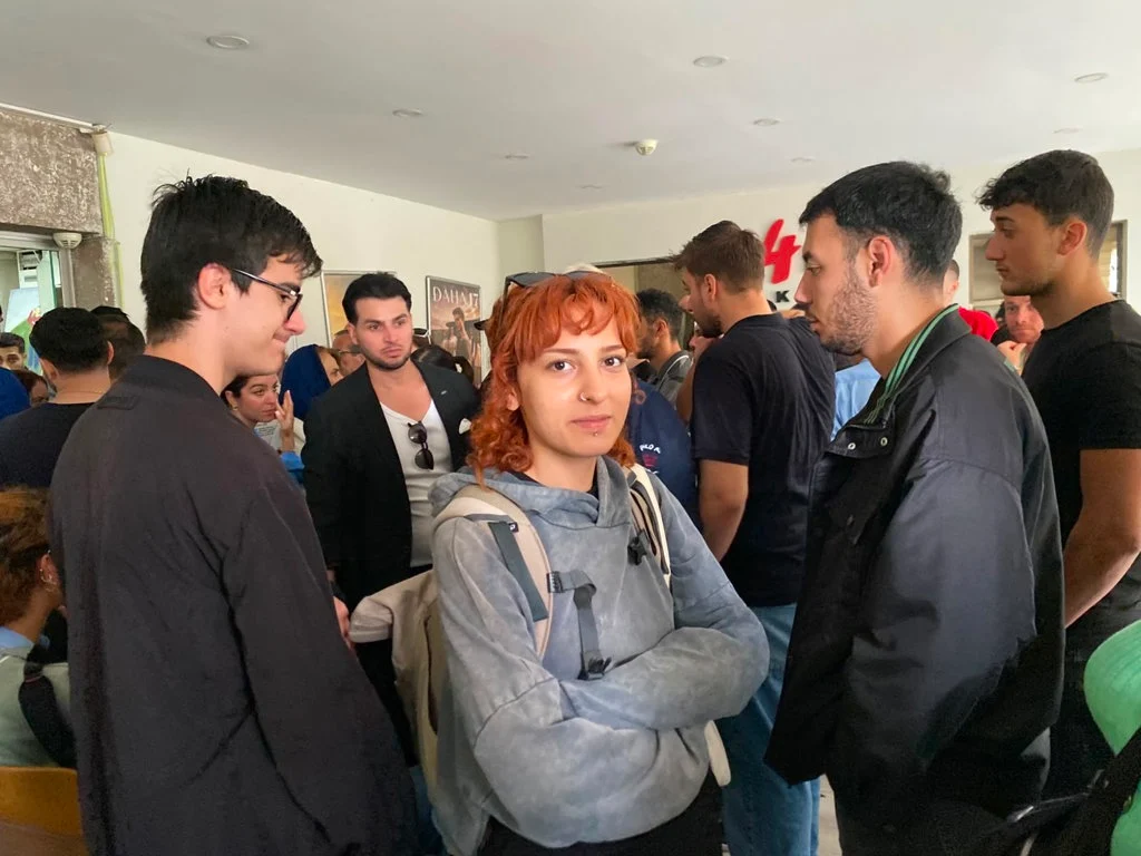 kilicdaroglunun-rozet-toreninde-skandal-aralarinda-gocmenlerin-de-bulundugu-yuzlerce-figuran-parayla-torene-tasindi-6.webp