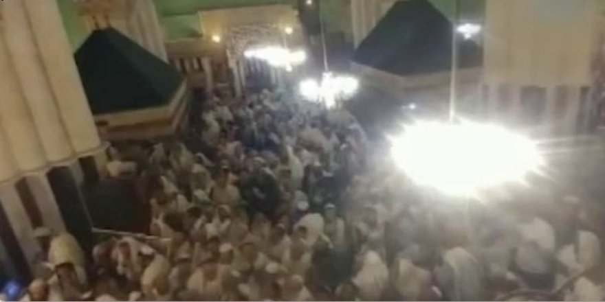 İsrailli vatandaşlar cami bastı ve dans etti