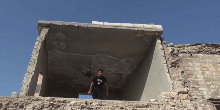 Halep yıkıntılarında parkurcu gençler