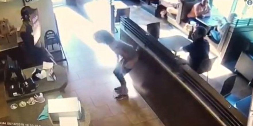 Restoranın ortasına tuvaletini yaptı! Eliyle fırlattı