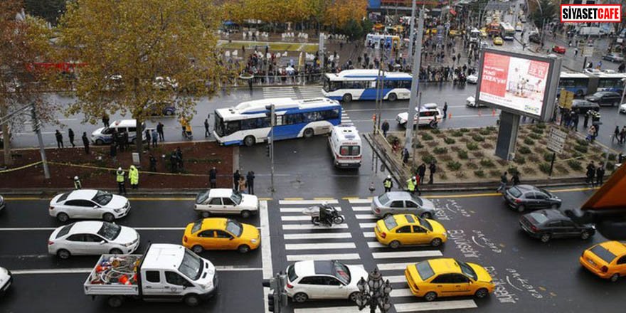 Belediye otobüsü yayaların arasına daldı