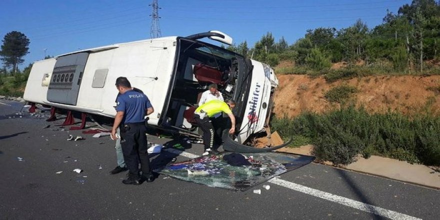 Otobüsün paramparça olduğu İstanbul'da feci kaza: 1 ölü, 8 yaralı