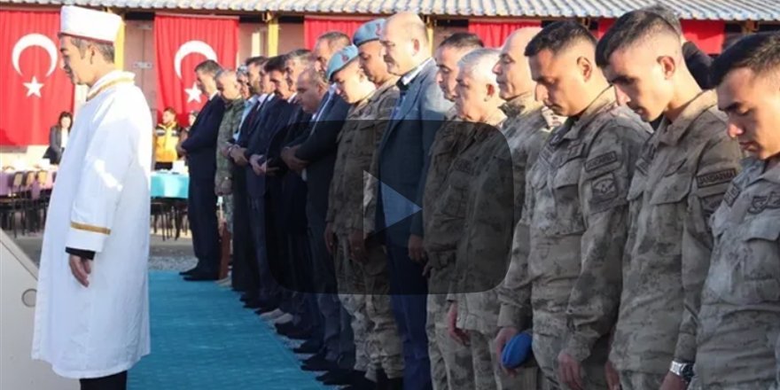 Soylu'nun katıldığı Bayram namazı sosyal medyayı salladı