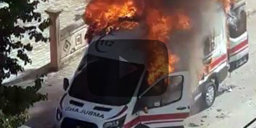 Dehşet anlar! Ambulans içinde hastasıyla yandı