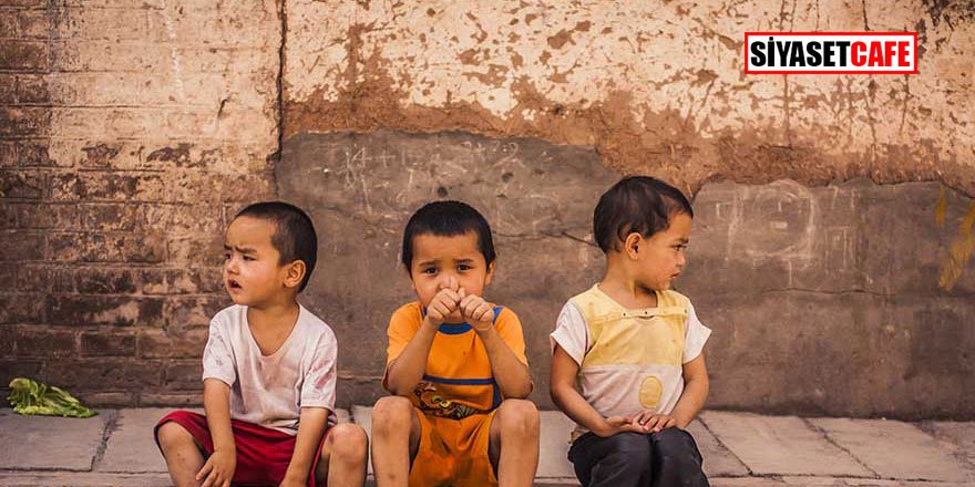 Türk çocuğa Çin bayrağı gösterip "devletim" demesi için zorladı!