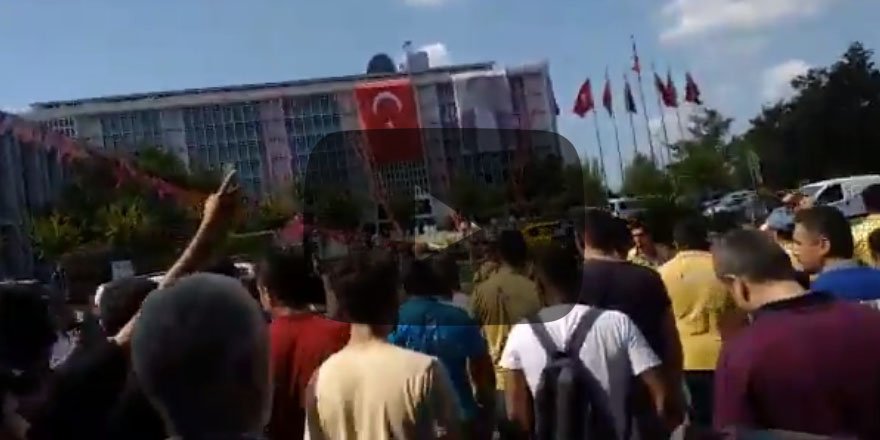 SMS ile işten çıkarılan İBB Metro AŞ çalışanları Saraçhane'de eylem yaptı