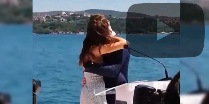 Hande Erçel ve Kerem Bürsin'in bu görüntüleri olay oldu! Uzun uzun öpüştüler...