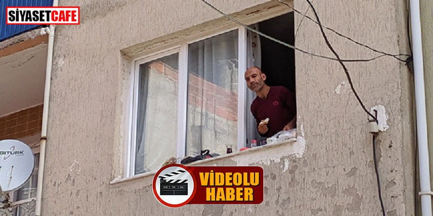 Evde cinnet geçirip eşyaları evden attı, sonra da pencerede kahvaltı etti
