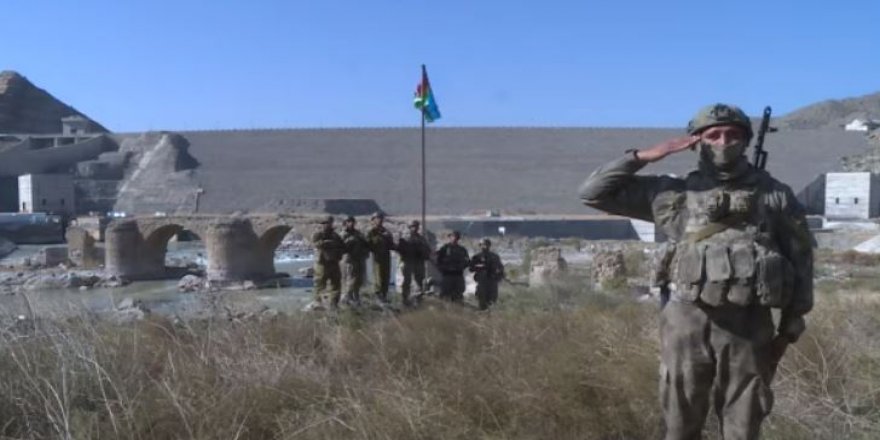 Azerbaycan'da işgal altındaki tarihi Hudaferin Köprüsü'ne Azerbaycan Bayrağı dikildi