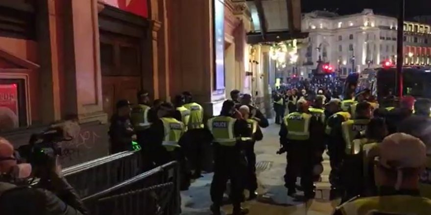 İngiltere'de korona protestosu: "Maske takmak istemiyoruz"