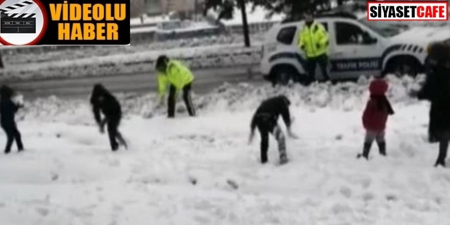 Diyarbakır'da polis çocuklarla kar topu oynadı