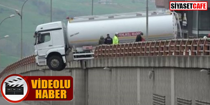 Tanker geçidin üzerinde asılı kaldı