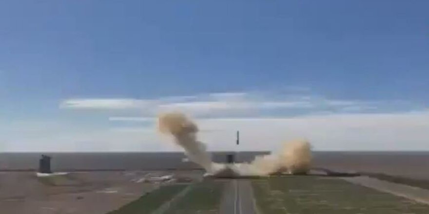 Çin uzay aracı Shenzhou-12'yi başarıyla fırlattı