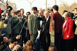 Türkeş Azadlık meydanında konuşuyor