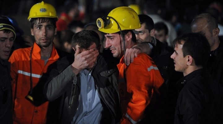 Polis merdivenden aşağı attı