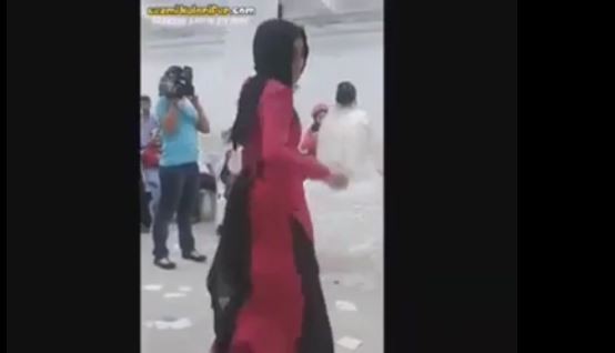 Türbanlı kız ne içtiyse dağıttı