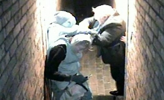 Evde 3 hırsızla burun buruna gelince