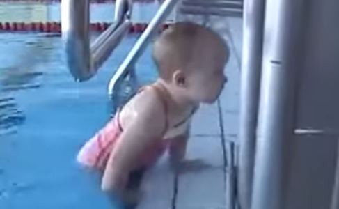 2 Yaşındaki Bebekten Yüzme Şovu!