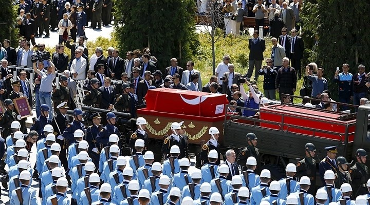 Evren'in cenazesinde protesto!.