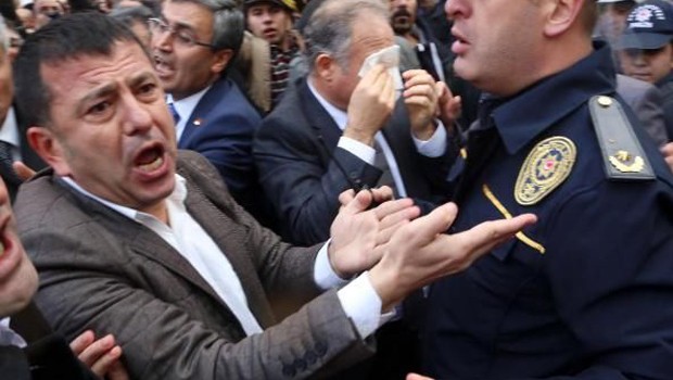 CHPli milletvekillerine gazlı müdahale!